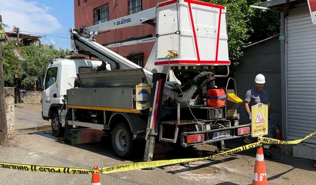 Adana'da sağanak ve rüzgar etkili oldu, yollar göle döndü