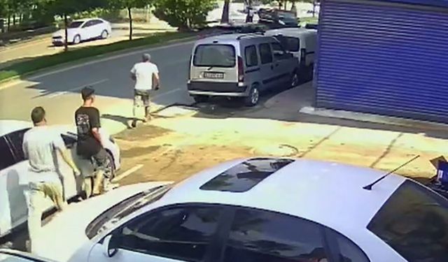 Ağaca çarpan otomobildeki 7 kişi yaralandı; kaza kamerada