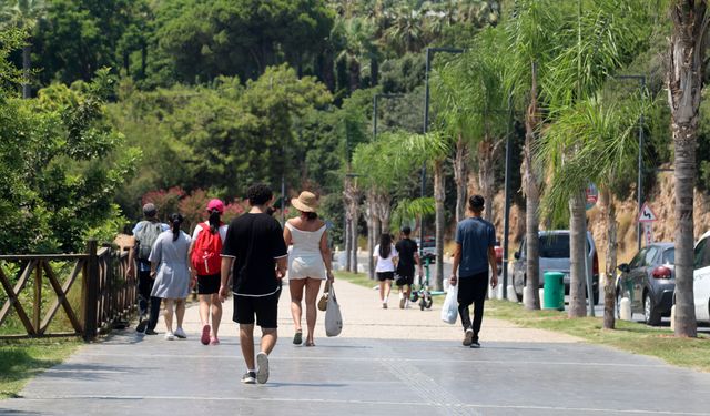 Antalya'da hissedilen sıcaklık 39 derece; tatilciler denizde serinledi