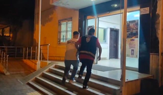 Aracın camını taş atarak kıran şüpheli yakalandı; o anlar kamerada