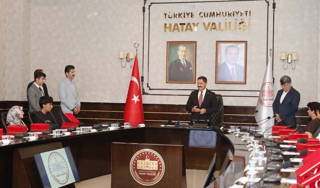 Başarılı öğrencilere plaket