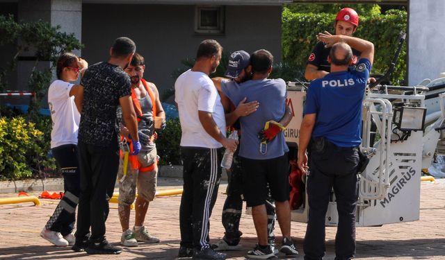Çalıştıkları iskelenin halatı kopunca 10'uncu kat hizasında mahsur kalan 2 işçi kurtarıldı
