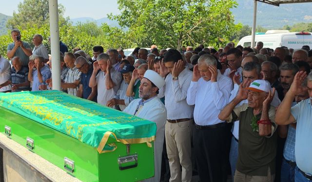 Devrilen traktörün altında kalarak ölen muhtar toprağa verildi