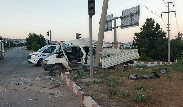 Direğe çarpan kamyonetin sürücüsü yaralandı