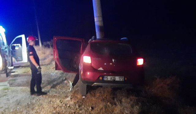 Direğe çarpan otomobilin sürücüsü yaralandı