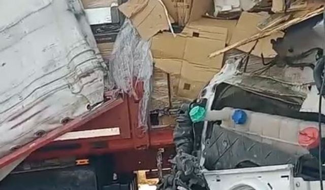 Emniyet şeridinde duran TIR'a arkadan başka bir TIR çarptı: 2 yaralı