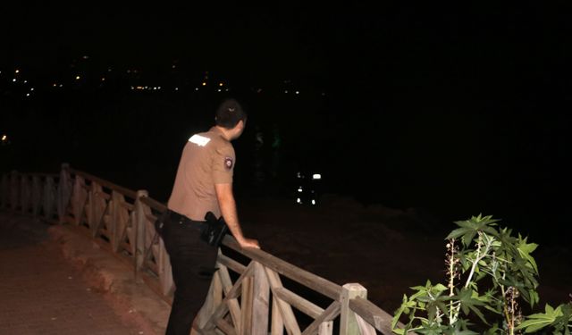 Falezlerde oturan kadın ekipleri alarma geçirdi