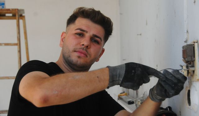 Gündüz elektrikçi, gece sokak müzisyeni