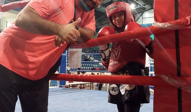 Hem çalışıp hem antrenman yapan muay thai sporcusu Ecrin, dünya şampiyonası biletini aldı
