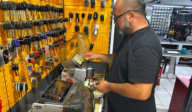 İş yerinin önünde unutulan takım çantasını aldı, bir gün sonra geri bıraktı