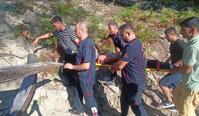 Kadirli'de iş makinesi devrildi; 1 yaralı