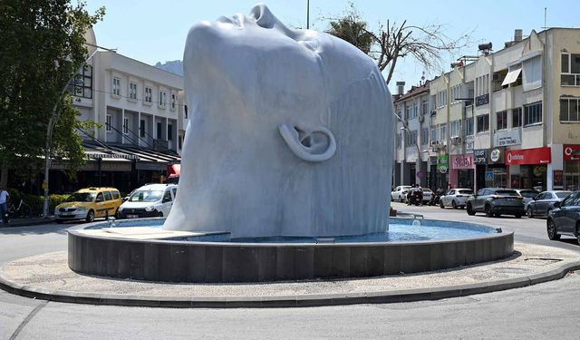 Kemer'in yeni simgesi Henna Heykeli