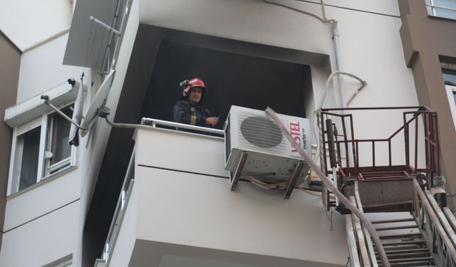 Klimadan çıkan yangında daire kullanılamaz hale geldi
