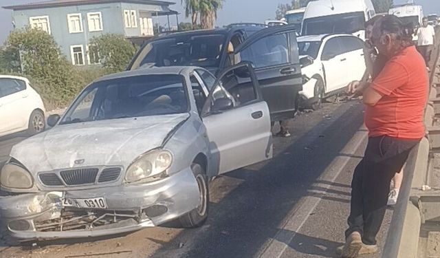Manavgat'ta 6 araç zincirleme kazaya karıştı; 17 yaralı