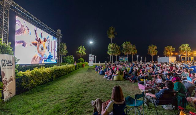 Mersin Büyükşehir'in açık hava sineması bu kez minikler için kuruldu