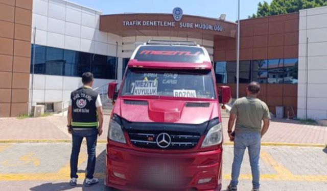 Mersin'de ters şeritte ilerleyen dolmuş şoförünün ehliyetine el konuldu