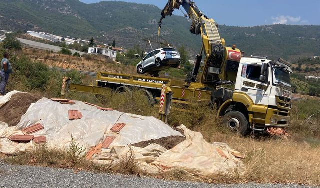 Otomobil dere yatağına uçtu
