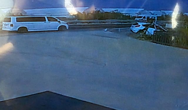 Otomobilin dereye uçtuğu kaza kamerada