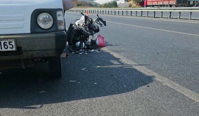 Park halindeki kamyonete çarpan motosiklet sürücüsü yaralandı