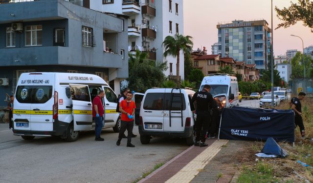 Silahlı kavgada öldürülen eşi ve oğlunun cenazesine yaralı halde tekerlekli sandalyeyle katıldı