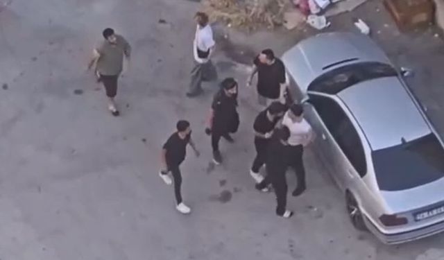 Taziye evindeki kavgada silah çekip husumetlilerini kovaladı