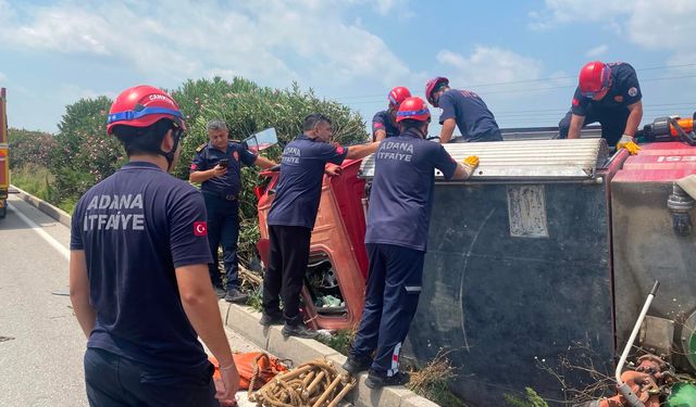 Yangına giderken devrilen itfaiye aracında sıkışan erleri, mesai arkadaşları kurtardı