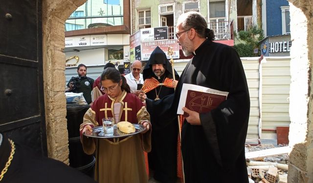 ABD ve Kanadalı hac yolcuları depremde hasar gören kilisede dua etti