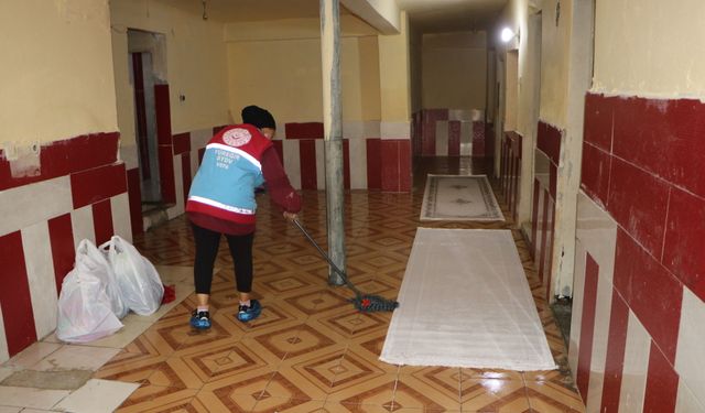 Adana'da ahırda yaşayan kadın ve çocukları, Bakan Çiftçi'nin talimatıyla eve yerleştirildi
