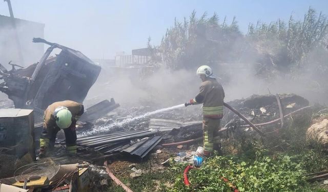 Antakya'da hurdalık alanda çıkan yangın söndürüldü