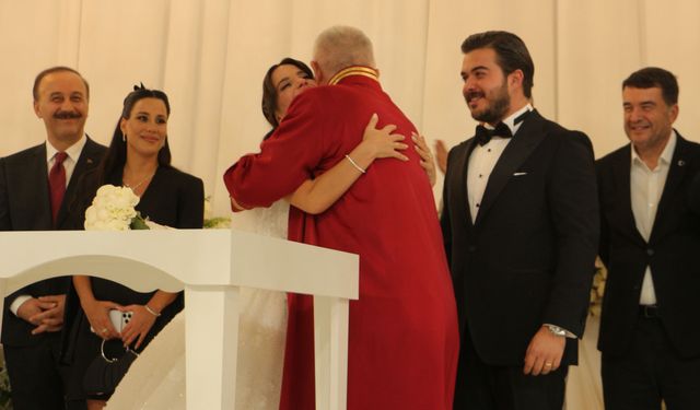 Belediye başkanı oğlunun nikahını kıydı