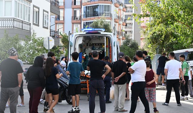 Hafif ticari araç apartman duvarına çarptı