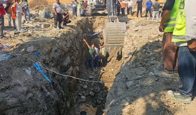 Hatay'da göçük altında kalan 2 işçi kurtarıldı