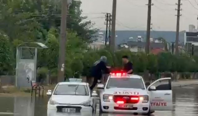 Hatay'da sağanak nedeniyle yollar göle döndü