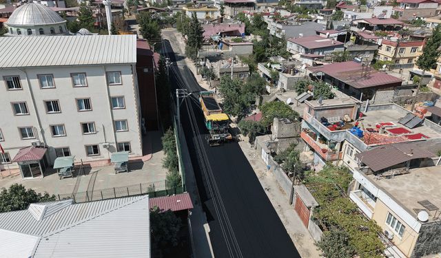 Kahramanmaraş Büyükşehir Belediyesi, 19 farklı noktada asfalt mesaisi yapıyor