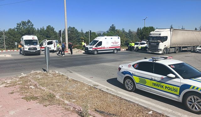 Kamyon kırmızı ışıkta duran minibüse çarptı: 4 yaralı
