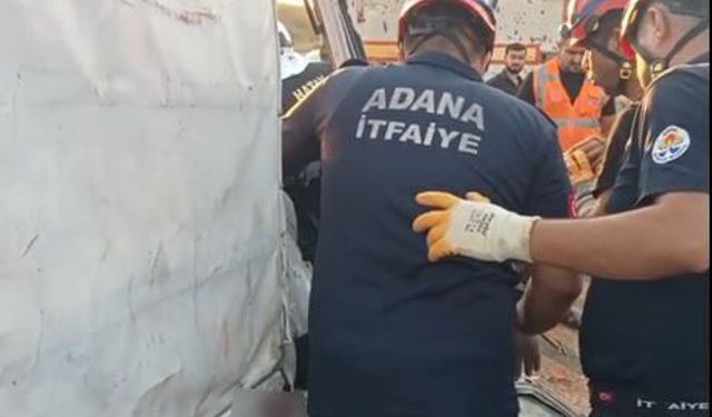 Kamyonet, TIR'a arkadan çarptı: 2 ölü