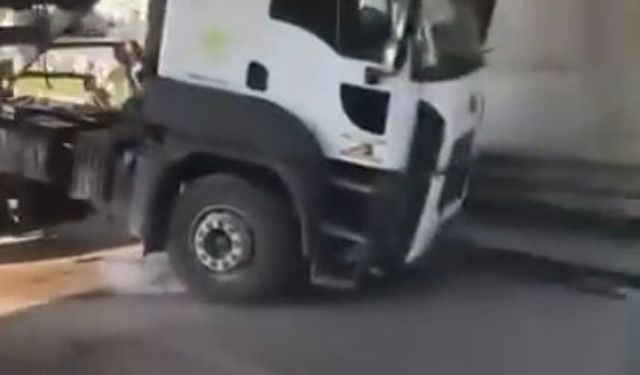 Kamyonun açılan damperi, köprüye takıldı