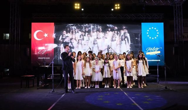 Karsu, dayanışma konserinde sahne aldı
