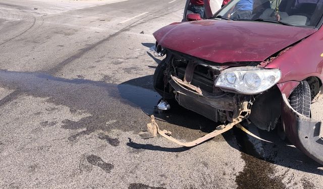 Kavşakta otomobiller çarpıştı: 4 yaralı