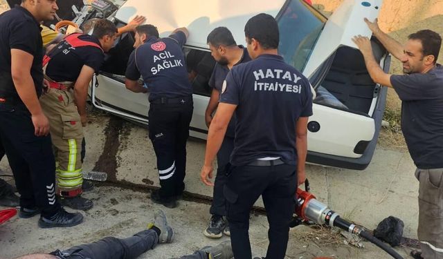 Kazada otomobilde sıkışanları itfaiye kurtardı
