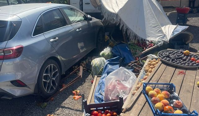 Kontrolden çıkan otomobil pazar yerine daldı: 3 yaralı