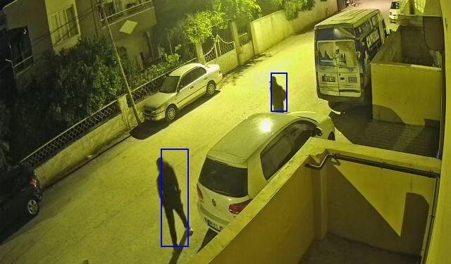 Maskeli hırsızların evin avlusudaki motorsikleti çaldığı anlar kamerada