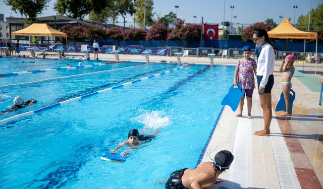 Mersin'de 4 bin 200 kişi ücretsiz kurslarda yüzme öğrendi
