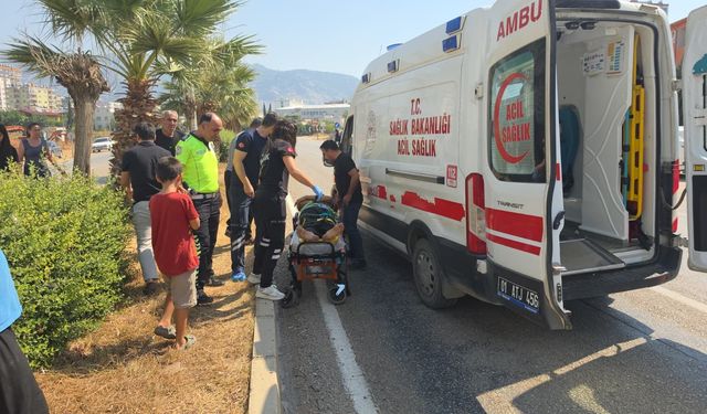 Motosiklet, bisikletliye çarptı: 3 yaralı