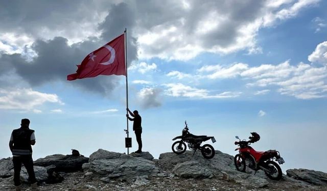 Osmaniye'de motosiklet tutkunları 2 bin 200 rakımda Türk bayrağını yeniledi