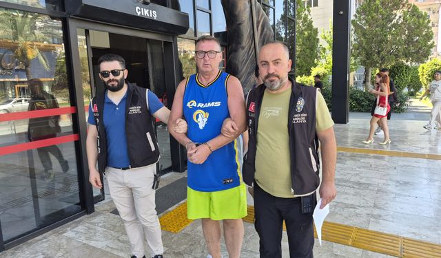 Otel personeliyle tartışıp, Türk bayrağına tüküren İngiliz turist tutuklandı