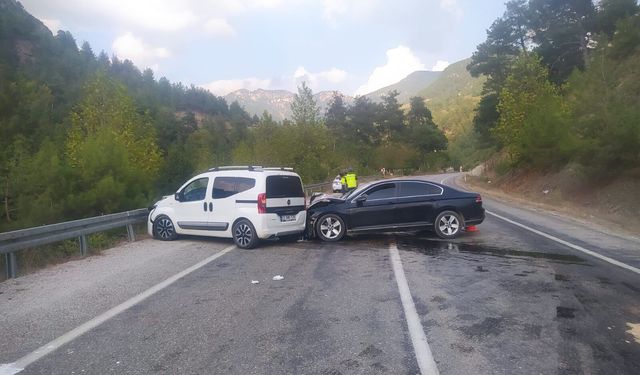 Otomobil ile hafif ticari araç çarpıştı: 3 yaralı