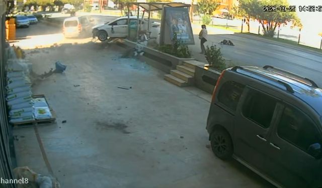Otomobil önce yayaya ardından duraktaki karı kocaya çarptı; 3 yaralı