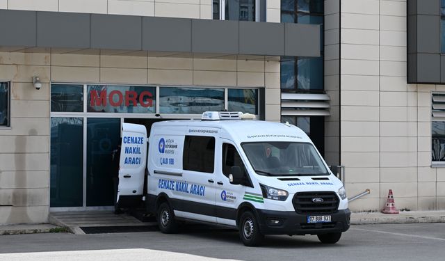 Otomobille çarpışan TIR durağa devrildi: 2 ölü (2)