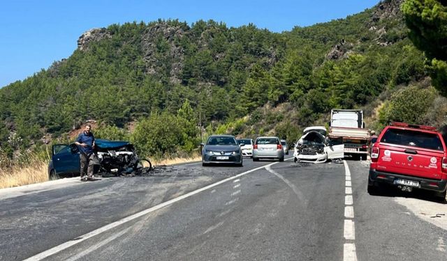 Otomobiller çarpıştı: 4 yaralı